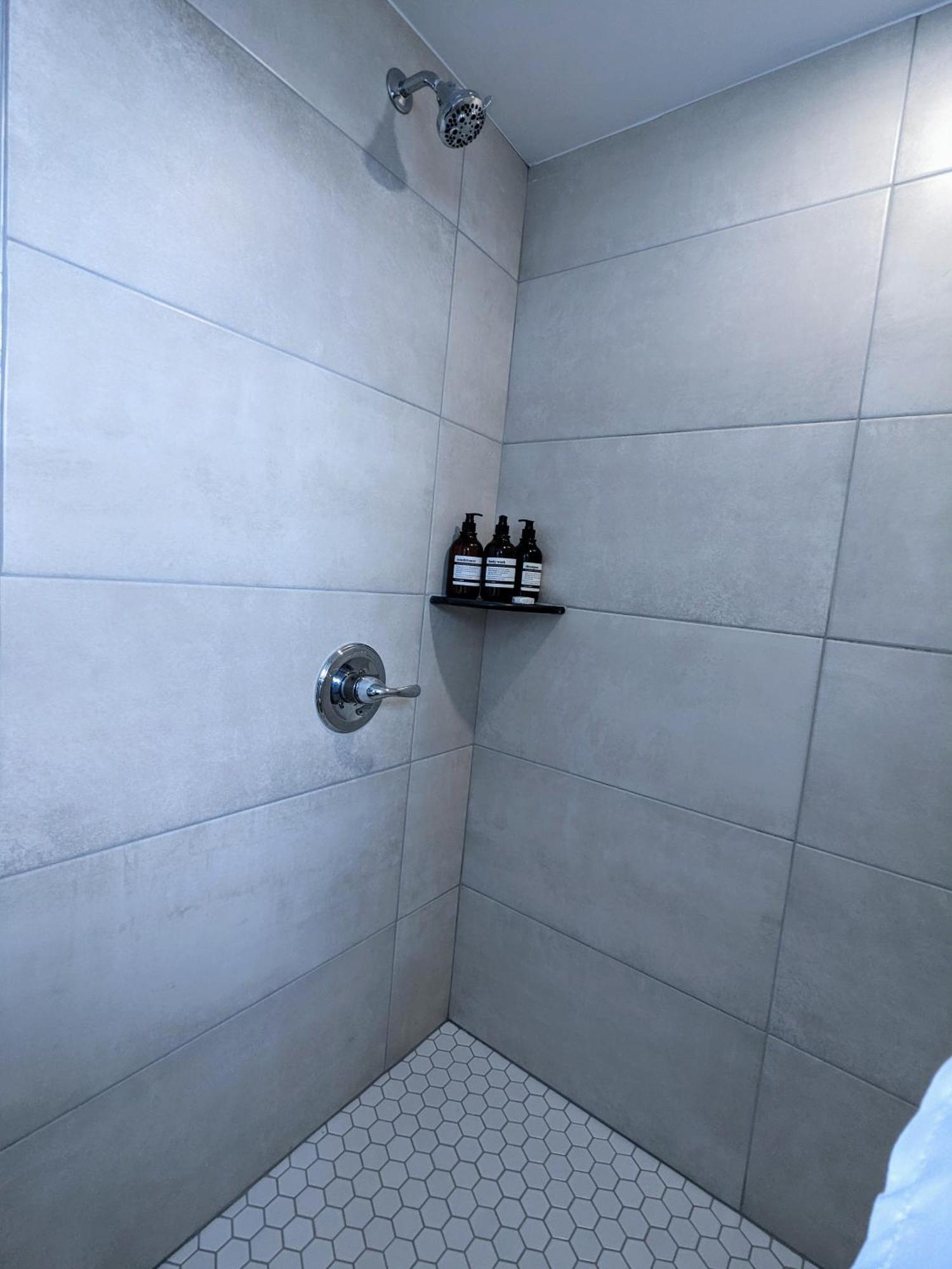 Apartment 2br-2ba Luxy Dendrobium Oasis, Pet Friendly, Family Friendly, Free Parking & Balcony Philadelphia