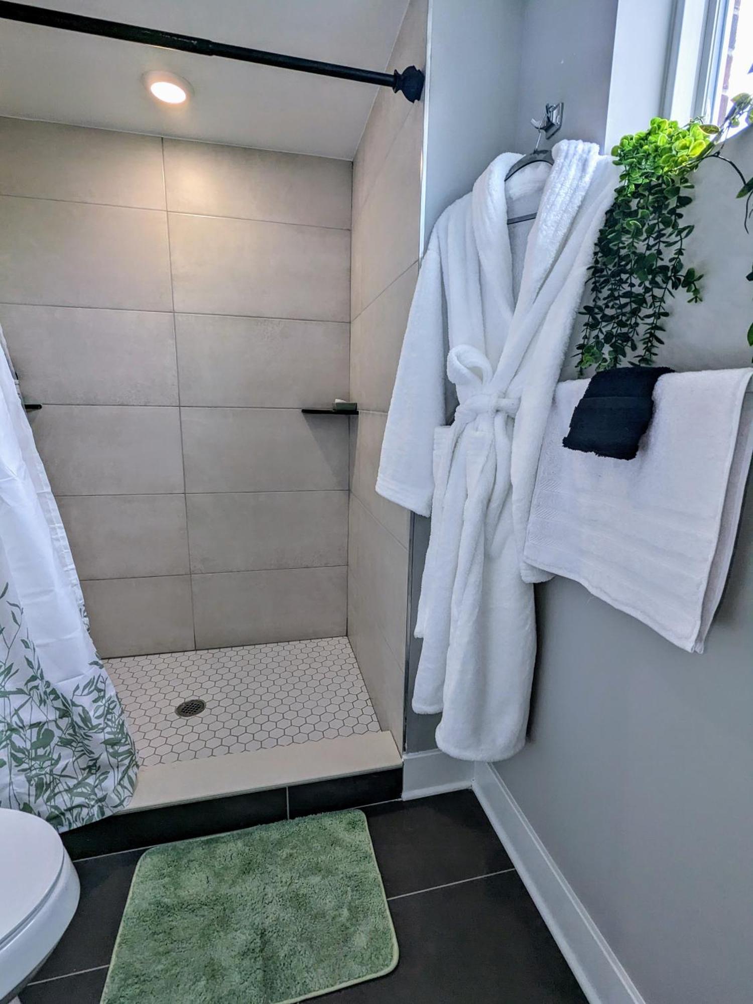 Apartment 2br-2ba Luxy Dendrobium Oasis, Pet Friendly, Family Friendly, Free Parking & Balcony Philadelphia