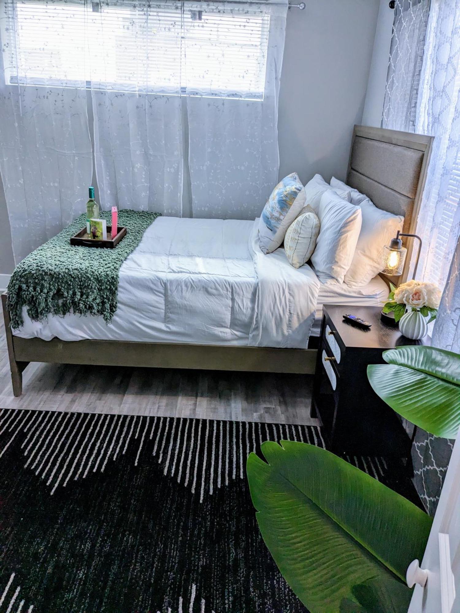Apartment 2br-2ba Luxy Dendrobium Oasis, Pet Friendly, Family Friendly, Free Parking & Balcony Philadelphia