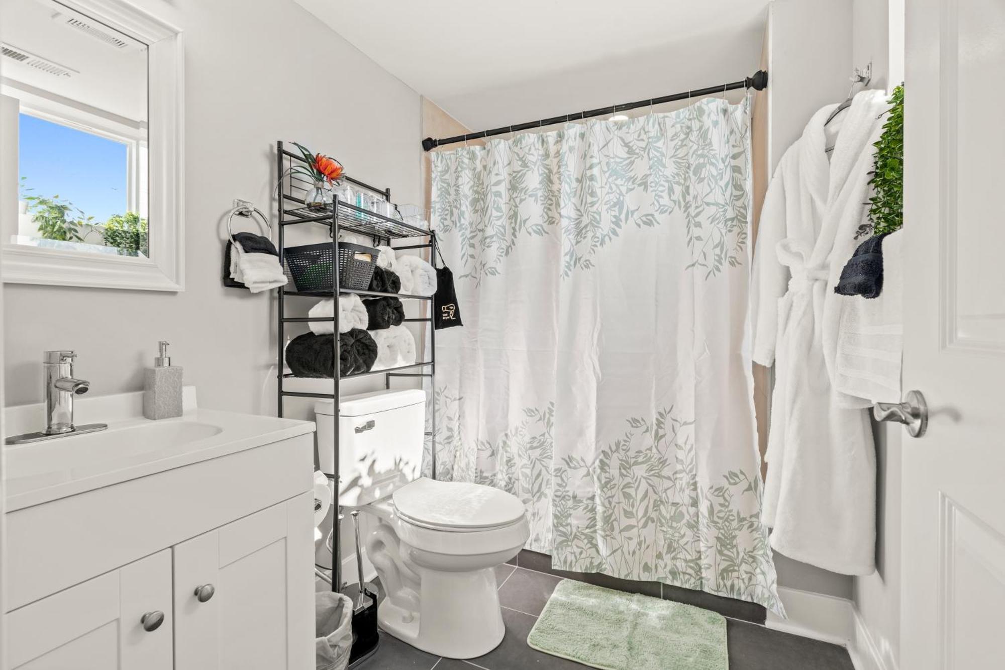 Apartment 2br-2ba Luxy Dendrobium Oasis, Pet Friendly, Family Friendly, Free Parking & Balcony Philadelphia